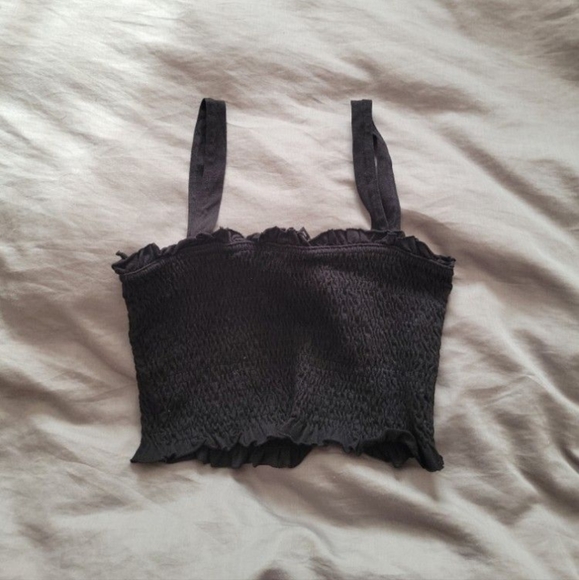 H&M 100% Cotton cropped tank top with ruffle trimmed top and bottom edges. - Picture 2 of 2